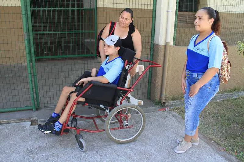 >> Kaio já está indo ao colégio, mas ele e outros alunos necessitam de vários equipamentos