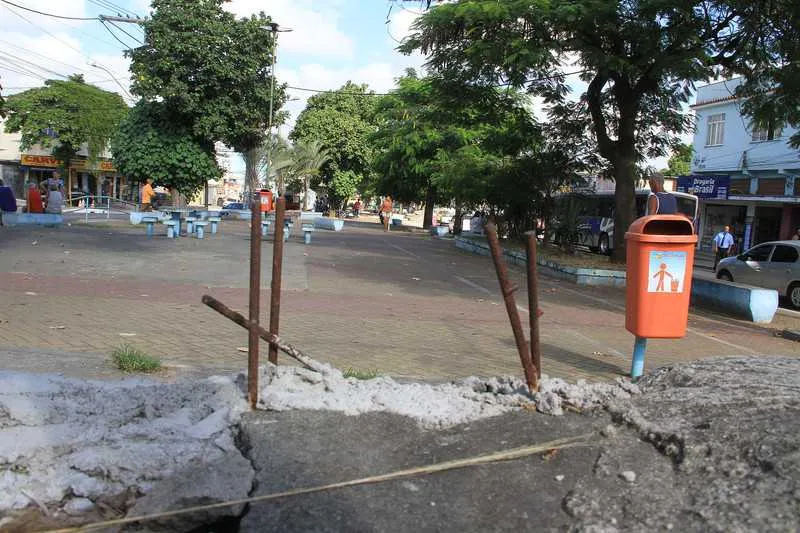 Praça tem vários problemas, desde a falta de iluminação aos brinquedos e quadras deteriorados