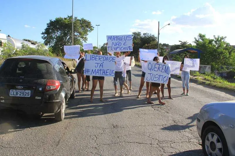 >> Parentes e amigos participaram de protesto ontem na BR-101