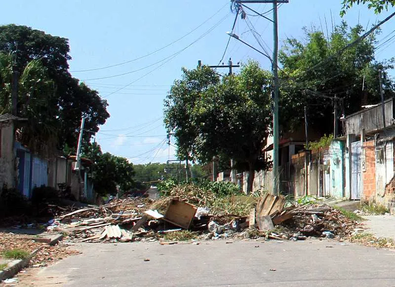 Rua Olinda, em Nova Cidade, possui bloqueio de móveis e terraadas