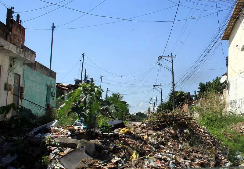 Uma barricada foi colocada há cerca de uma semana na Rua São Leopoldo, em Santa Izabel