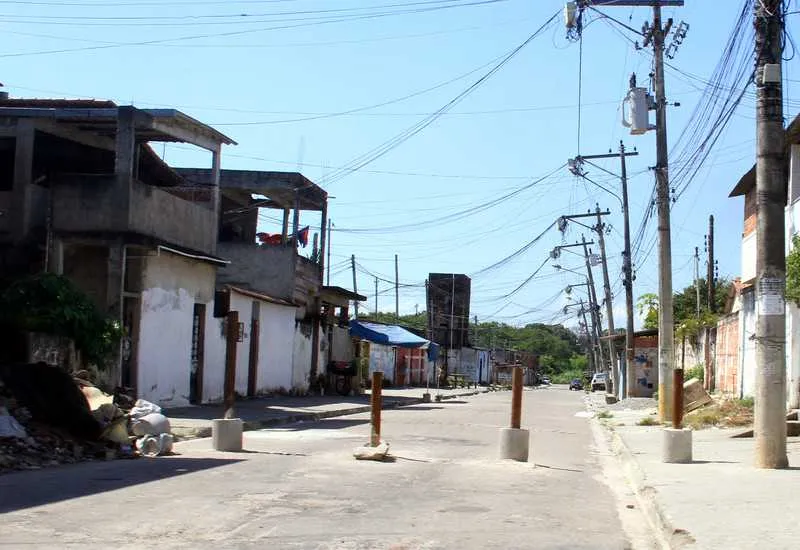Desde fevereiro, os bandidos interditam a rua com entulhos