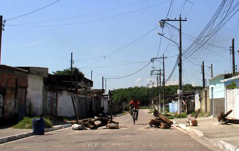 Em vários bairros da região, barricadas são montadas por traficantes para dificultar operações policiais