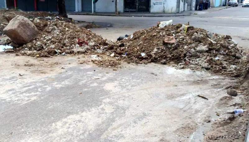 >> Barricadas impedem a circulação de moradores e pedestres