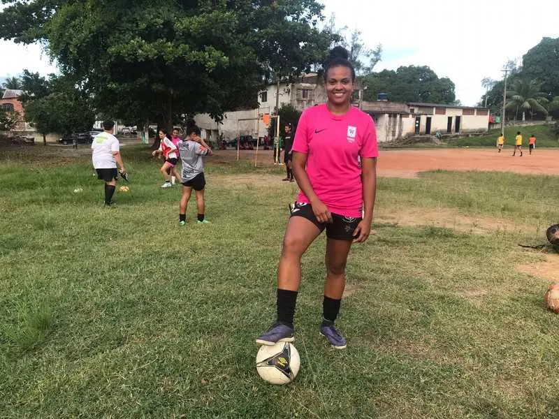  Juliana defende as cores do projeto socioesportivo norueguês que tem sede no bairro de Vista Alegre