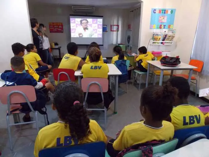 Os estudantes, que têm entre 6 e 11 anos, assistiram vídeo que mostrou como é o dia do protetor