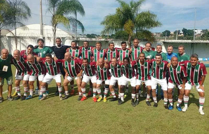 O time composto por sócios do clube conta com o ex-zagueiro niteroiense Pires, que atuou no Flu