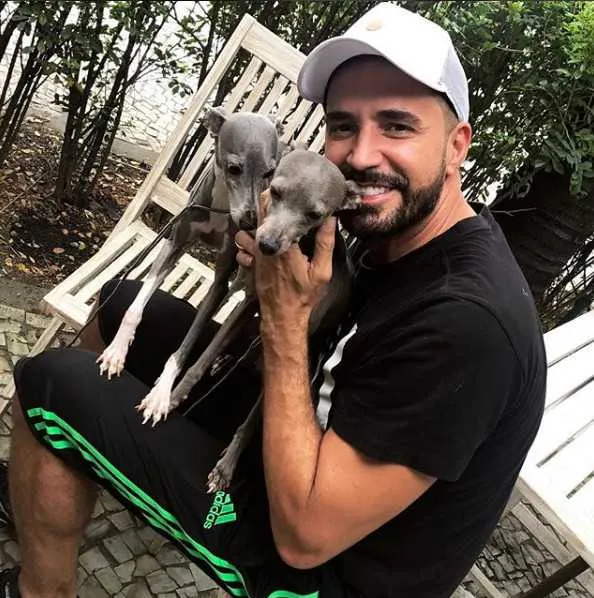 O cantor Latino corria risco de ser preso porque não pagava pensão à sua filha de 9 anos. O artista, que só conhece a filha por foto, parcelou a pensão de aproximadamente R$ 60 mil em 10 vezes e pediu exame de DNA. A mãe da menina alega que Latino só ajudou quando houve pressão da mídia. Mas com o acordo, o intérprete não corre mais risco de ser preso.