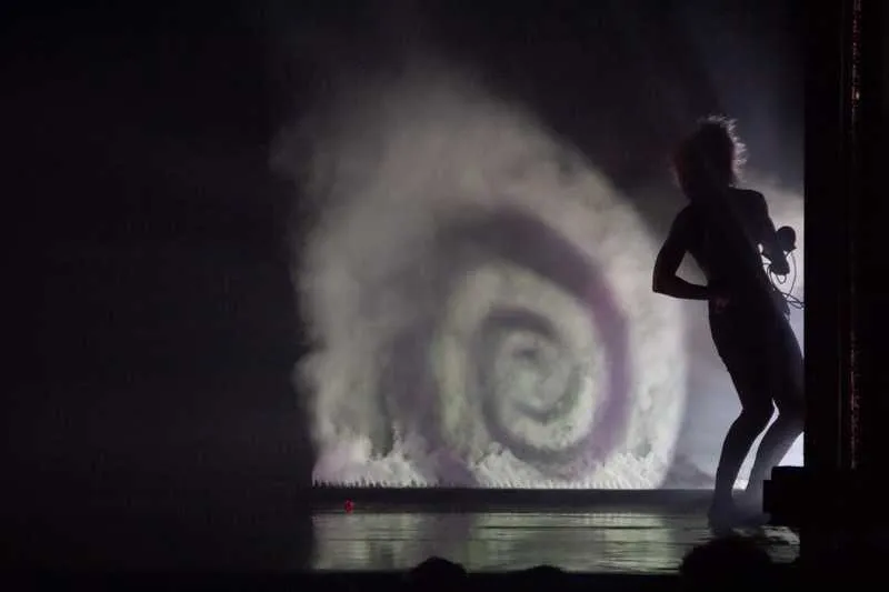 Espetáculo une dança contemporânea e música clássica 