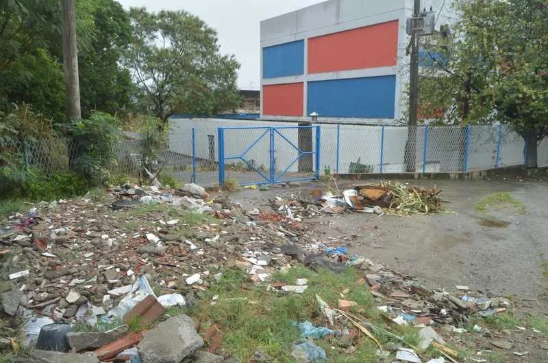 Aglomeração de lixo na Rua Júlio Verne causa transtorno a moradores e estudantes do bairro
