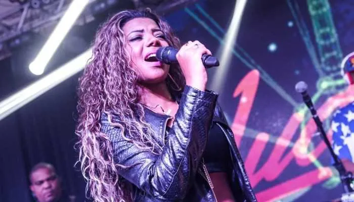 Ludmilla faz apresentação completa com os seus maiores sucessos na Ita Show hoje. Nos intervalos, DJs continuam a festa