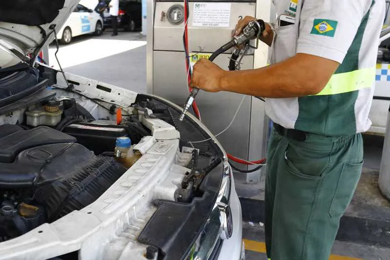 Imagem ilustrativa da imagem Avisos contra permanência no carro durante abastecimento de GNV passam ser obrigatórios