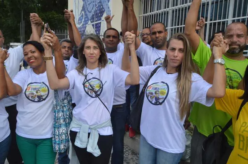  Grupo, usando camisas com #forananci, esteve na Câmara
