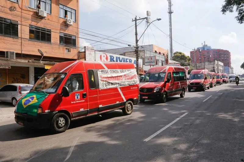 Motoristas de vans realizaram manifestação para corroborar com o objetivo dos caminhoneiros para que caia o preço do diesel