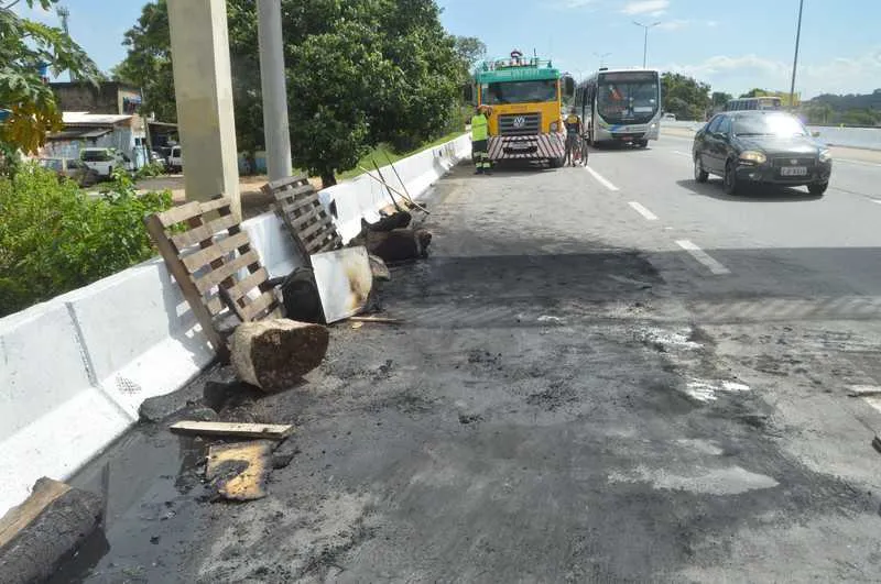 Para protestar contra a ação da PM, moradores colocaram objetos na pista e atearam fogo neles