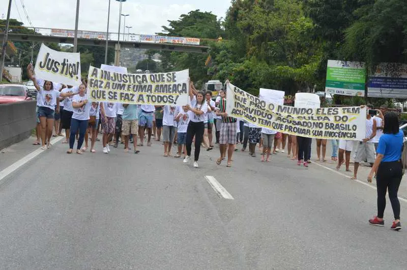 Manifestação reuniu dezenas de pessoas pedindo por justiça à jovem Armando Marchetti