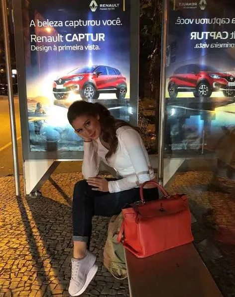 Imagem ilustrativa da imagem Marina Ruy Barbosa 'esperando o ônibus' causa polêmica