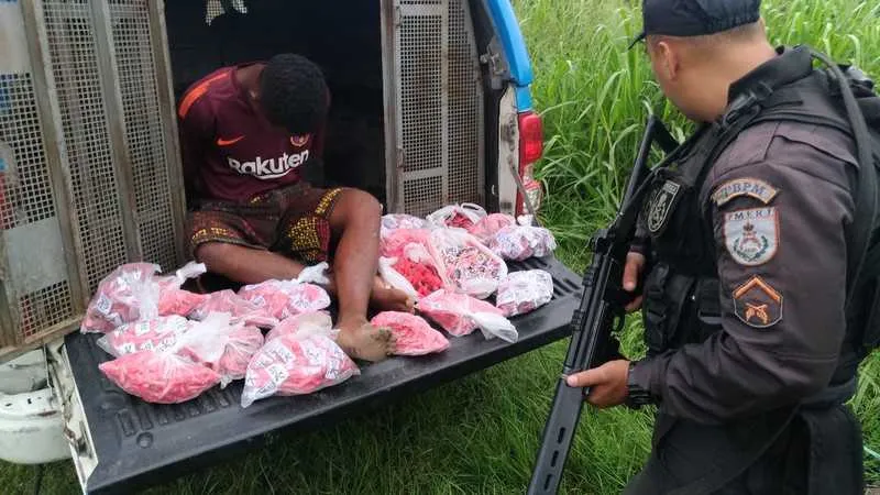 >> Com Viny foram encontrados 1650 pinos de cocaína e 160 sacolés de maconha