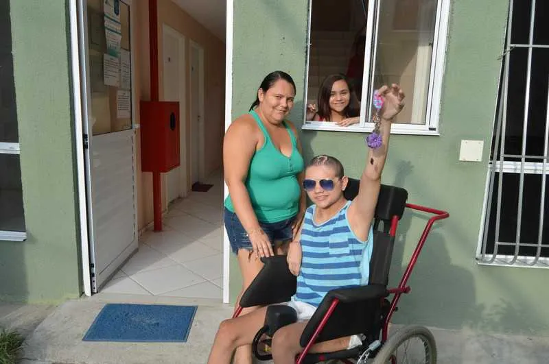 Ainda se adaptando ao novo lar, Kaio volta para a escola hoje e já sonha em ser capitão da Marinha 