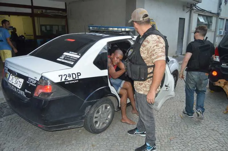 Mineirinho foi preso em Piabetá, Magé, após uma denúncia aos policiais sobre o seu paradeiro. Ele estava com uma pistola