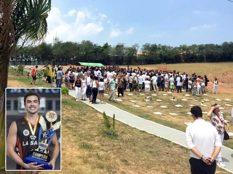 Parentes e amigos do atleta compareceram ao enterro 