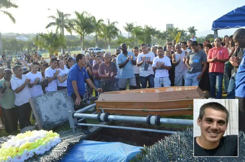 Amigos e familiares protestaram após o sepultamento do rapaz