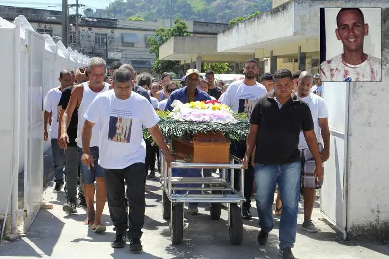 Na manhã de ontem, familiares e amigos se despediram de Rafael