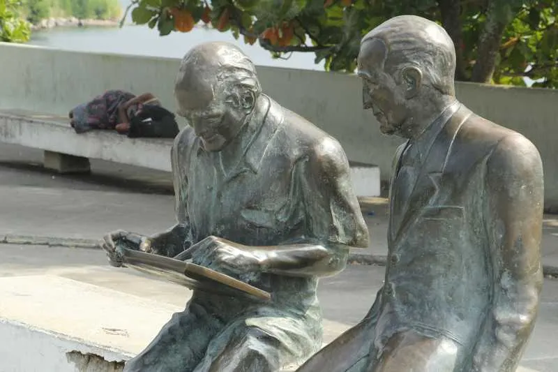Os bancos da Praça Jucelino Kubitschek, na Avenida Visconde do Rio Branco, viraram ‘dormitórios’