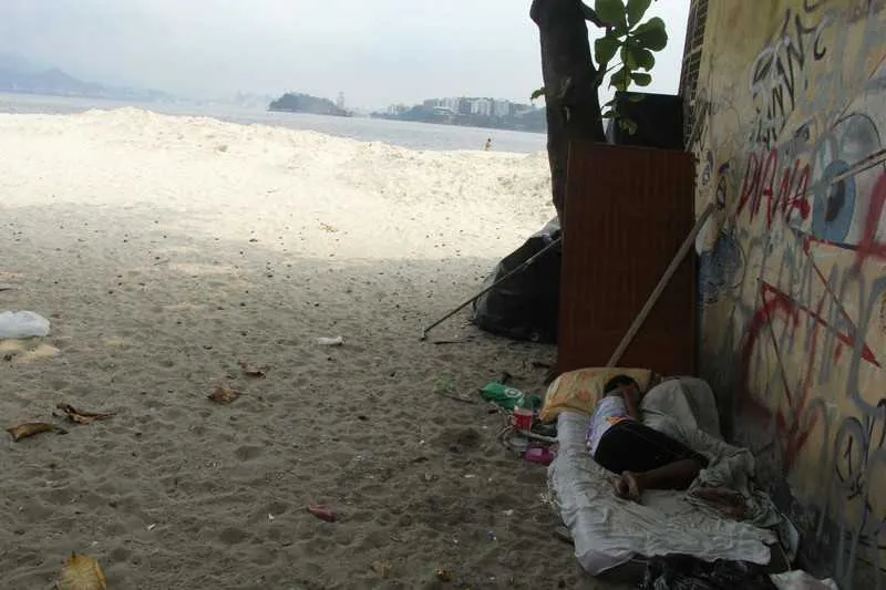 O SÃO GONÇALO flagrou moradores de rua dormindo sobre camas improvisadas com papelões no final da praia de Icaraí