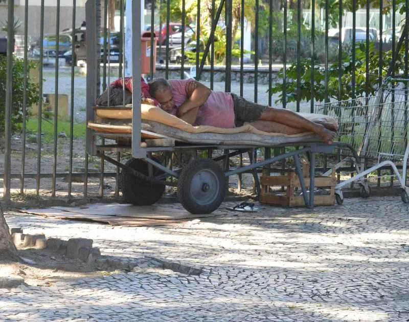 Imagem ilustrativa da imagem Moradores de rua de Niterói transformam praças no Centro da cidade em 'lares provisórios'
