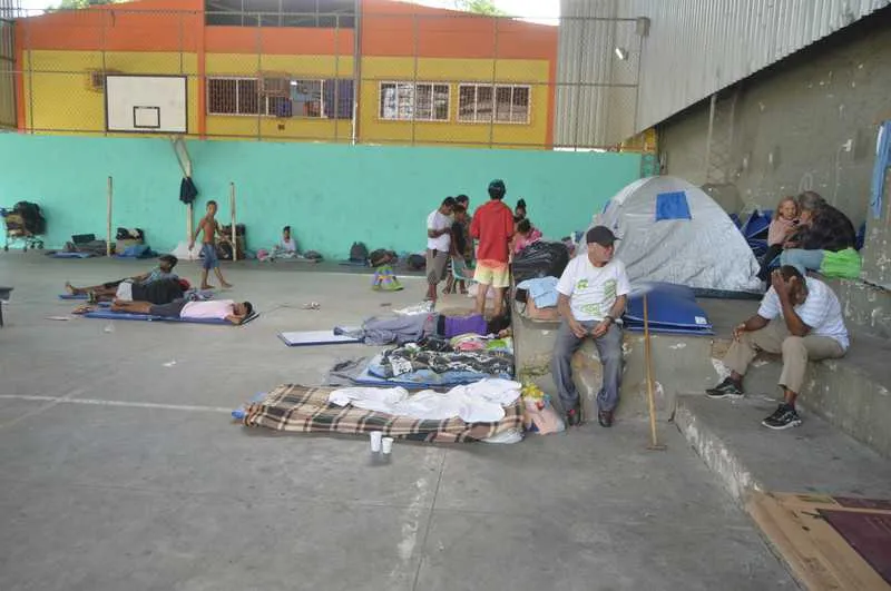 Imagem ilustrativa da imagem Ex-moradores de prédio desocupado em Niterói estão em abrigo temporário
