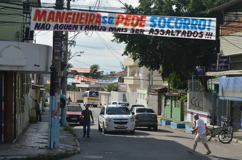 >> Mais de 20 faixas foram espalhadas para alertar sobre a insegurança