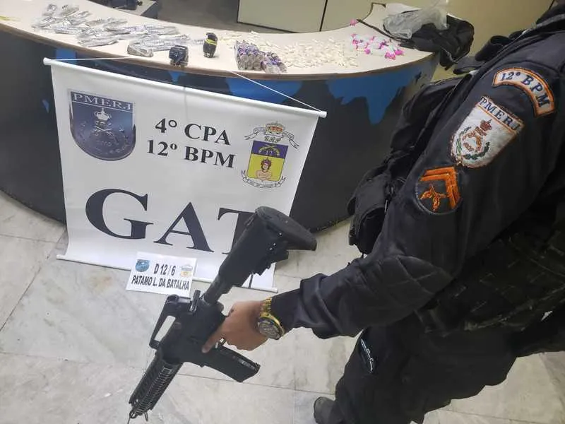 Fuzil, granada e drogas foram apreendidas pelos PMs