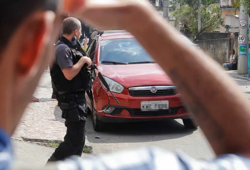 Criminosos teriam entrado no comércio e efetuado disparos