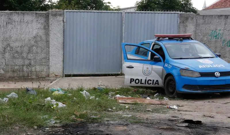 O homem estava com as mãos amarradas por pedaço de fio