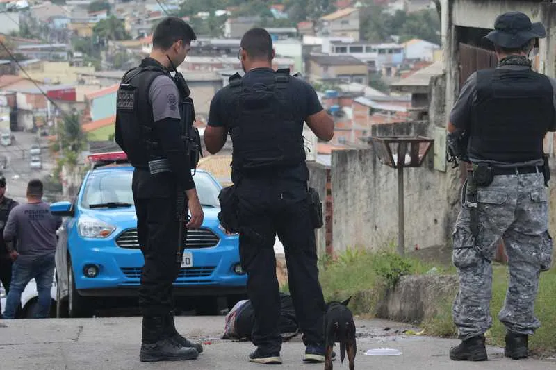 Os parentes tiveram que esperar por cerca de 12 horas até que o corpo fosse removido do local