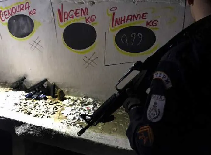 Drogas foram apreendidas durante operação na Comunidade
