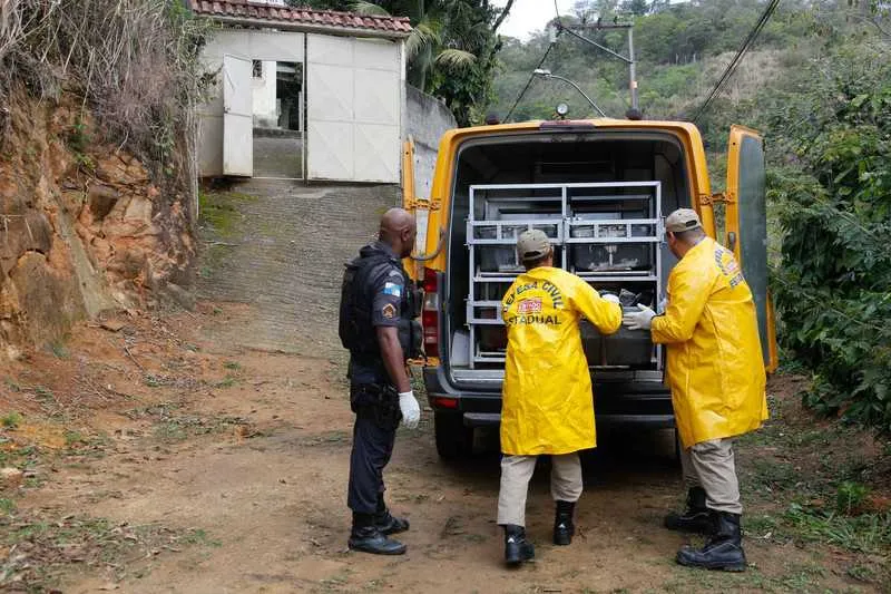 A vítima teria sido executada apenas por estar com a luz do celular ligada, verificando a bomba d'água na frente da residência