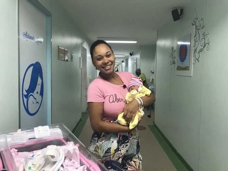 Vendedora Talita Malaquias foi uma das mães que tiveram bebê na unidade, esta semana