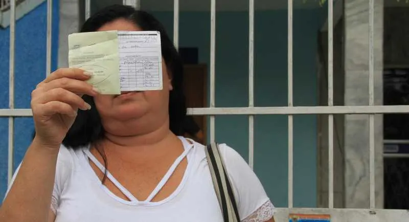 Manicure precisa esperar horas para ser atendida em ambulatório municipal, mas consultas não levam mais do que 5 minutos