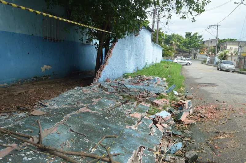 Vizinhança se assustou com queda de parte da construção