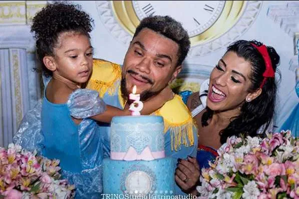 Naldo Benny se tornou o assunto mais comentado na semana após comemorar nas redes sociais sua reconciliação com Ellen Cardoso, a mulher moranguinho. O casal havia se separado após agressões do cantor durante uma briga com a esposa, que o denunciou.  A filha do casal, completou 3 anos e a família fez uma festa temática de princesas na cidade do Rio de Janeiro, onde moram.