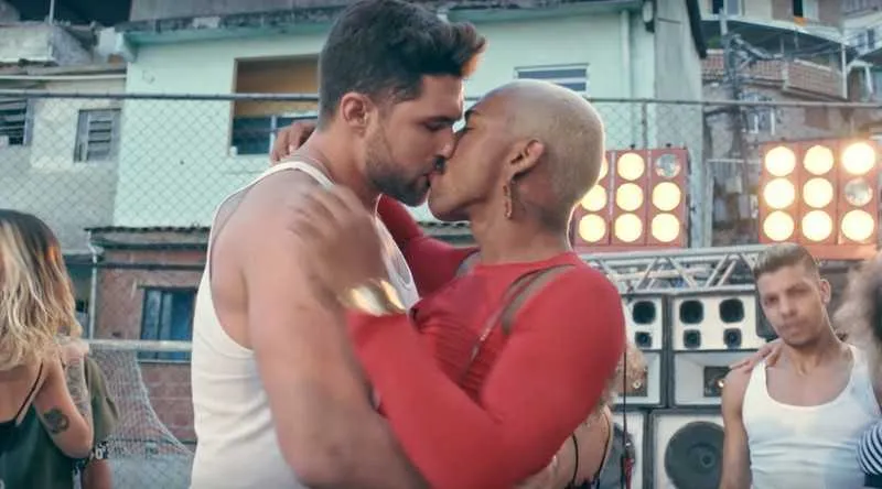 O modelo Jonathan Dobal, de 30 anos, participa da cena com Nego do Borel no clipe da nova música do artista chamada ‘Me solta’ 