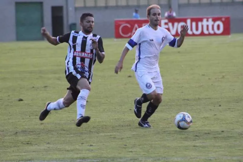 O meia Nélio (D), ex-promessa do Flamengo, é o responsável pelo setor de criação da equipe celeste