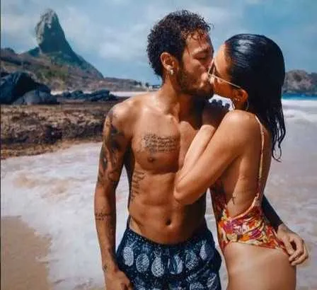 Você trocaria o verão e a folia do carnaval carioca para curtir uma boa companhia em Paris? Bruna Marquezine sim. Em total clima de romance, a atriz antecipou gravações da novela para aproveitar o aniversário de Neymar na Europa. Ele completa 26 anos no dia 5, e vai comemorar em um jantar de gala, em Paris.
