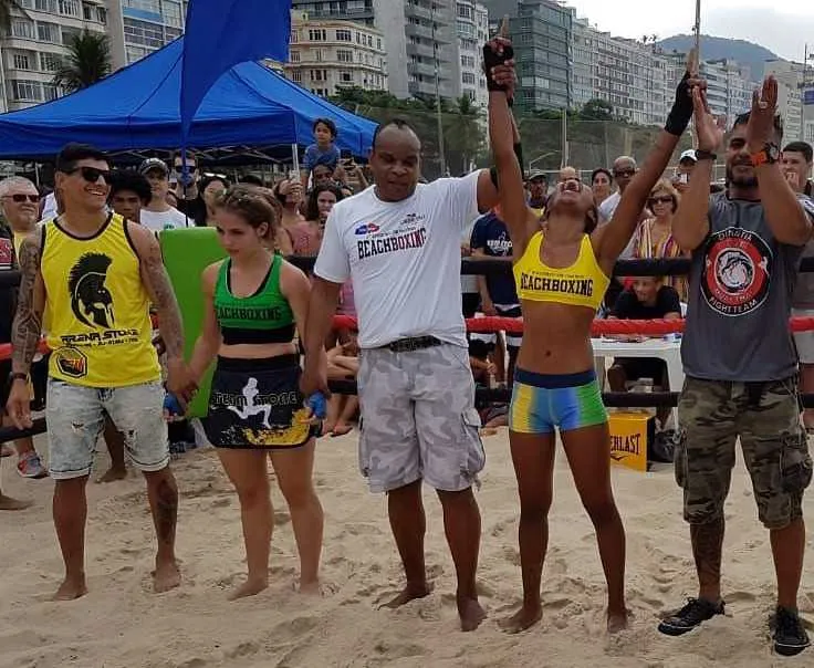 A gonçalense Nycole Peçanha (E) sempre gostou de lutas