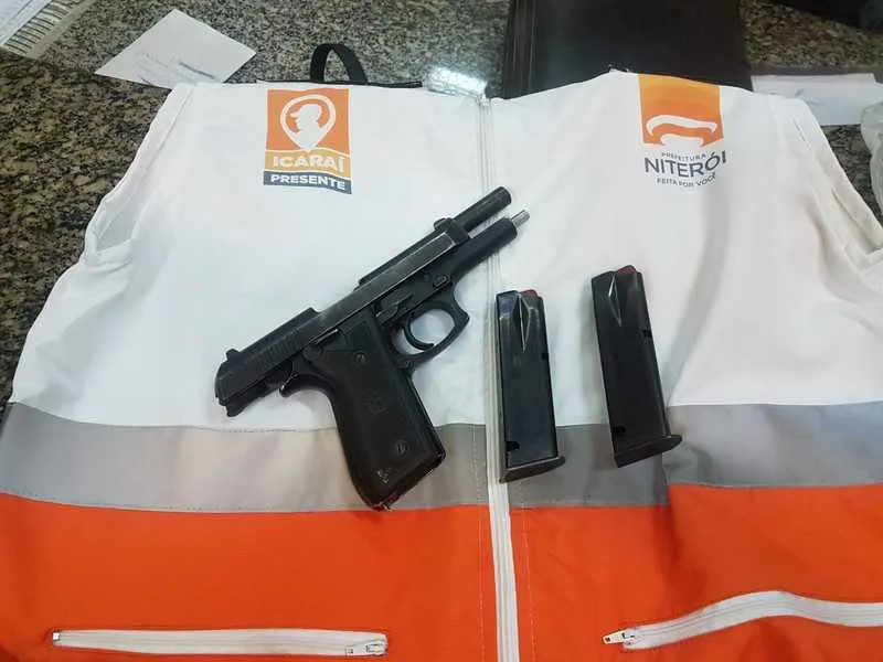 A pistola calibre.40 estava com dois carregadores e 14 munições