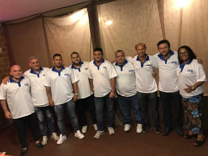 Com camisas padronizadas da nova entidade, os representantes das escolas de samba lançaram, ontem, a Liga-RJ que vai coordenar