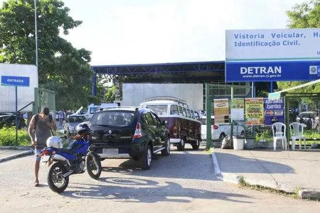 >> Os postos do Detran vão funcionar até 12h amanhã e só serão reabertos na próxima quinta-feira