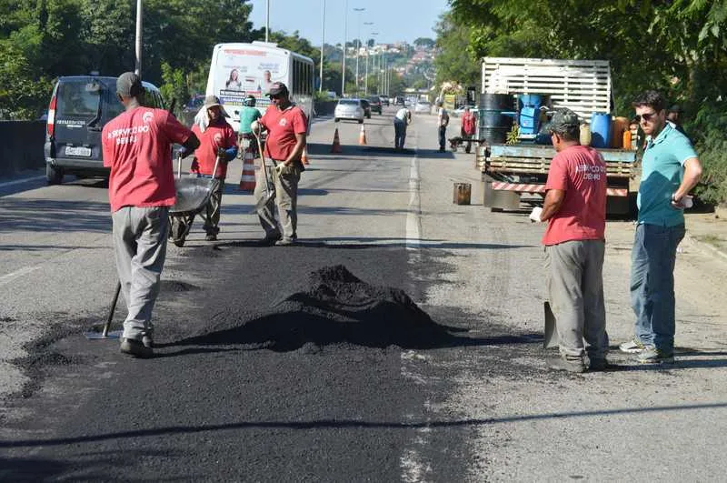 Funcionários do DER consertaram alguns buracos na RJ-104 